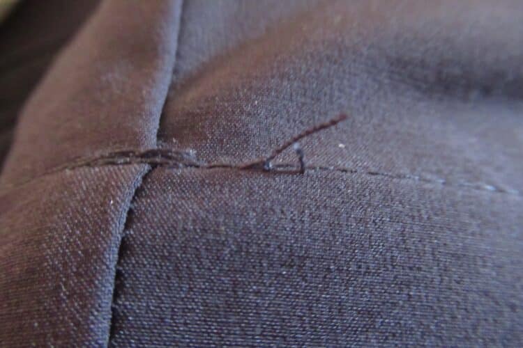 Couture douteuse sur le pantalon Claret F