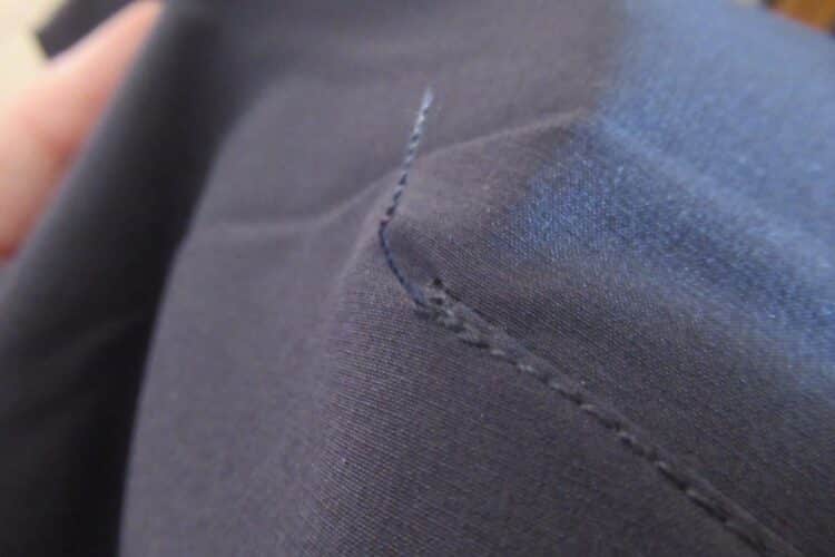 Fil qui dépasse sur une autre couture du pantalon CimAlp