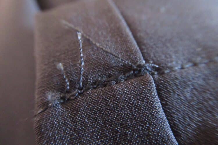 Couture douteuse sur le bas de la jambe du pantalon Claret F