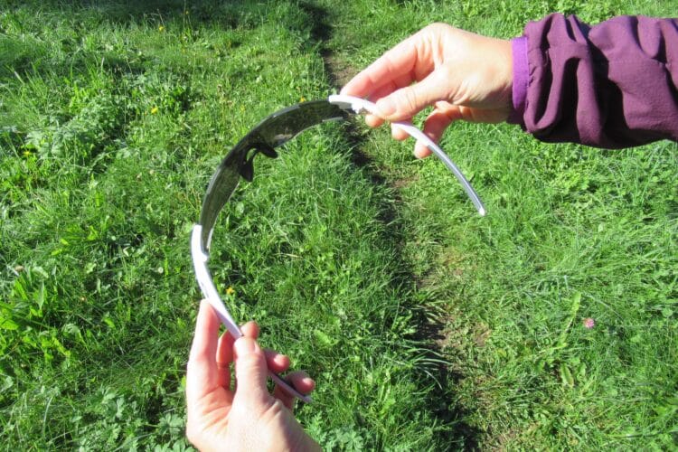 Grande flexibilité en écartant les branches des lunettes Oakley Cybre Zero