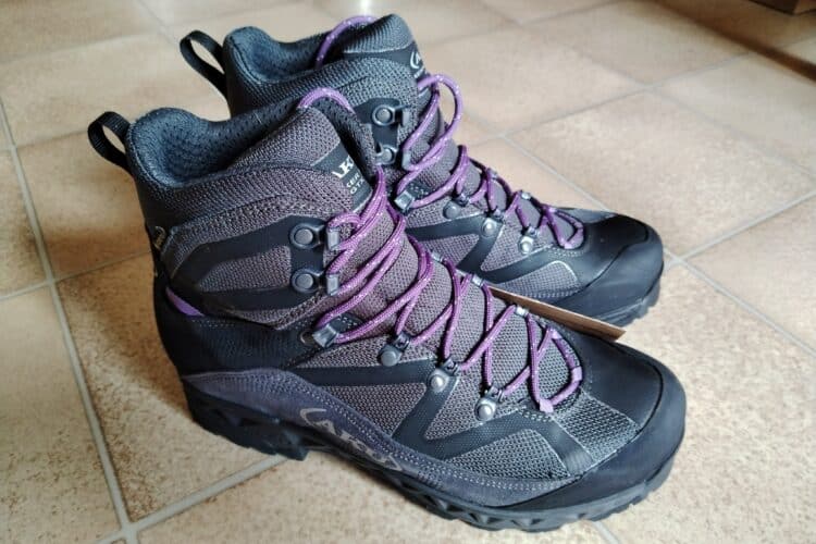 chaussures neuves vues de côté