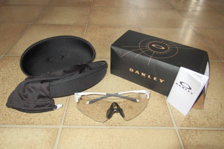Lunettes et accessoires Oakley Cybr Zero Clear To Black Iridium Photochromic