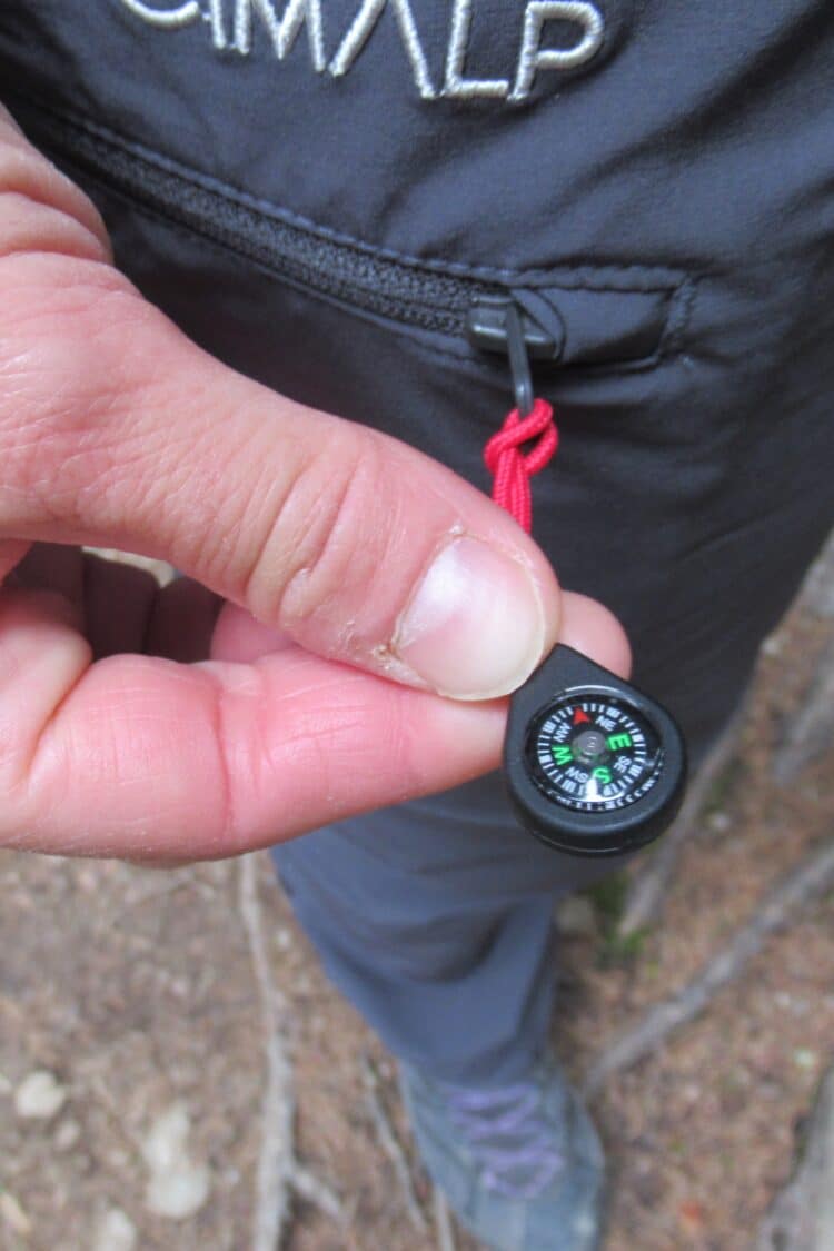 Mini-boussole sur le zip de la grande poche du Claret F