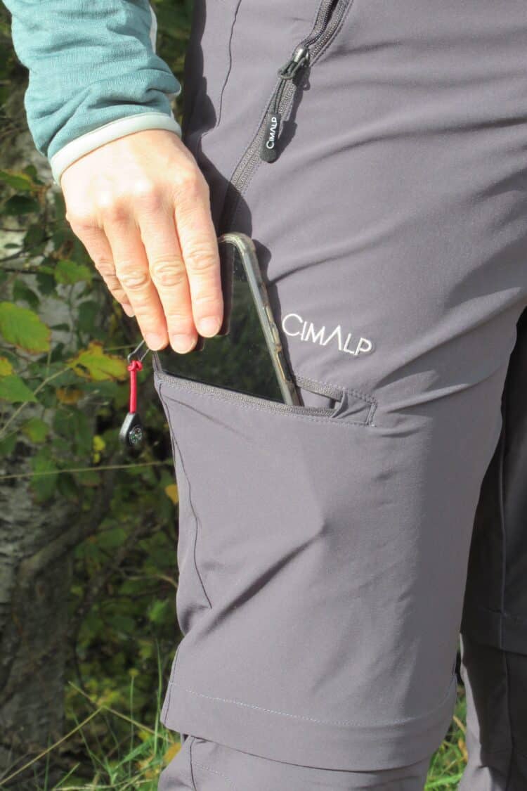 Grande contenance de la poche zippée sur la cuisse du pantalon Claret F