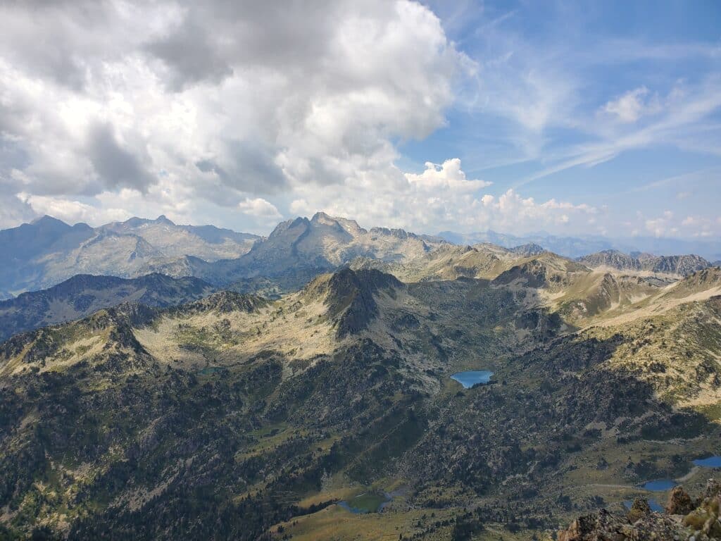 Vue sur le massif du Néouvielle depuis le Pic de Bastan