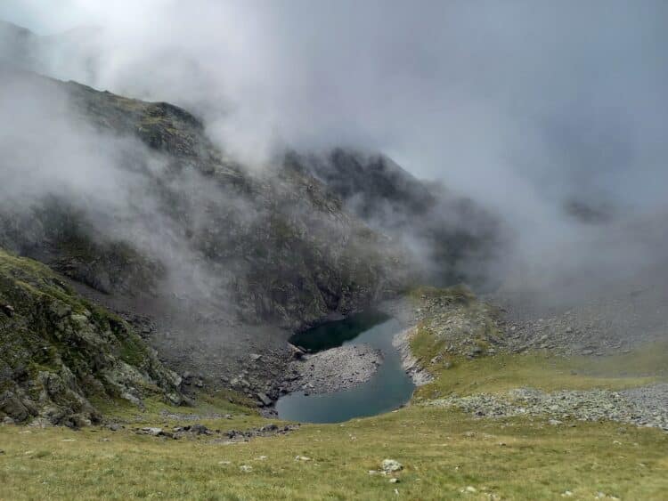 Lac de Maille coupé en deux, Sentier des refuges du Luchonnais