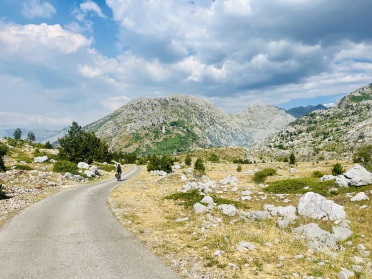 Sous une chaleur étouffante, Transdinarica à vélo