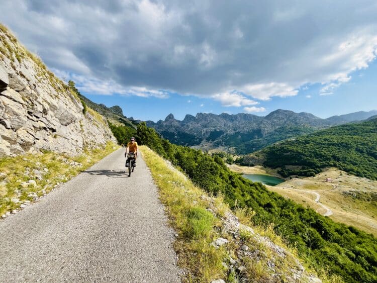 Journée interminable..., Transdinarica à vélo