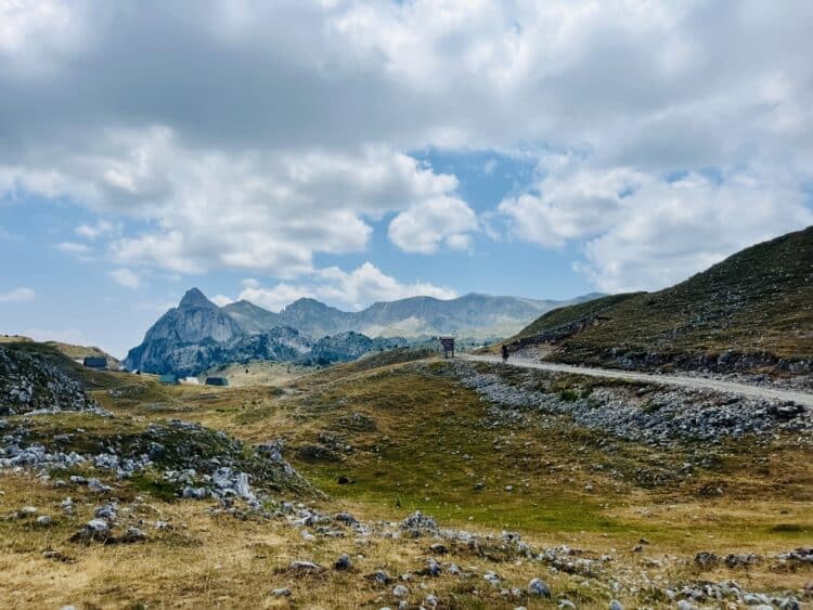 Le gravel sous un panorama XXL, Transdinarica à vélo
