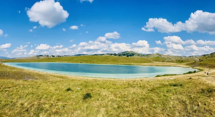 Un lac bleu azur peu avant, Transdinarica à vélo