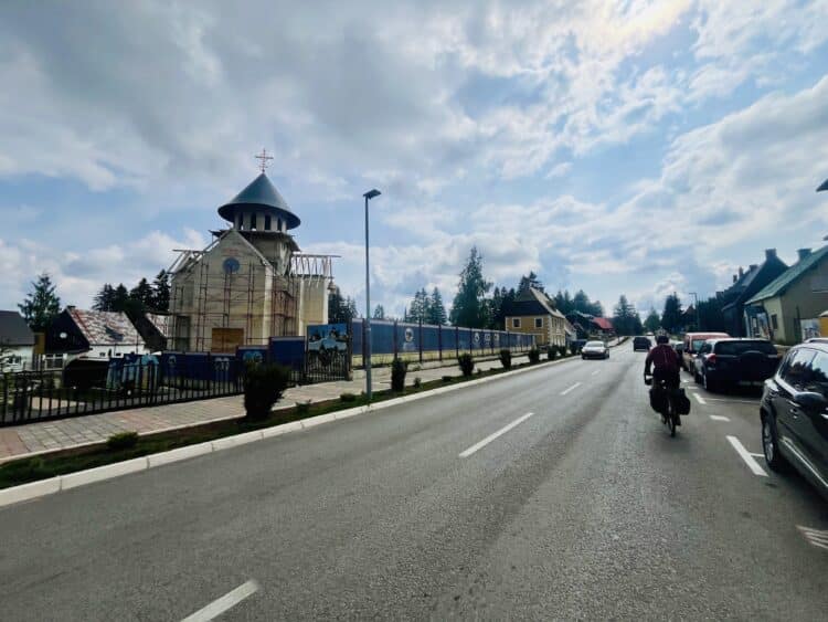 A travers la capitale du Durmitor, Transdinarica à vélo