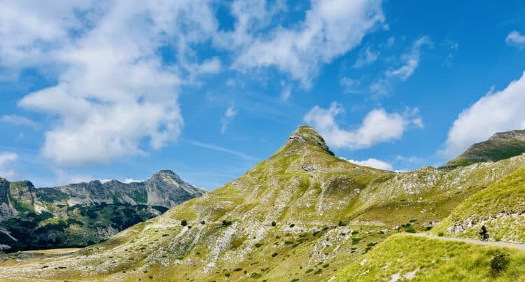 On poursuit notre découverte du massif, Transdinarica à vélo