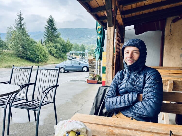 On s'abrite quelques heures pour laisser passer la pluie, Transdinarica à vélo