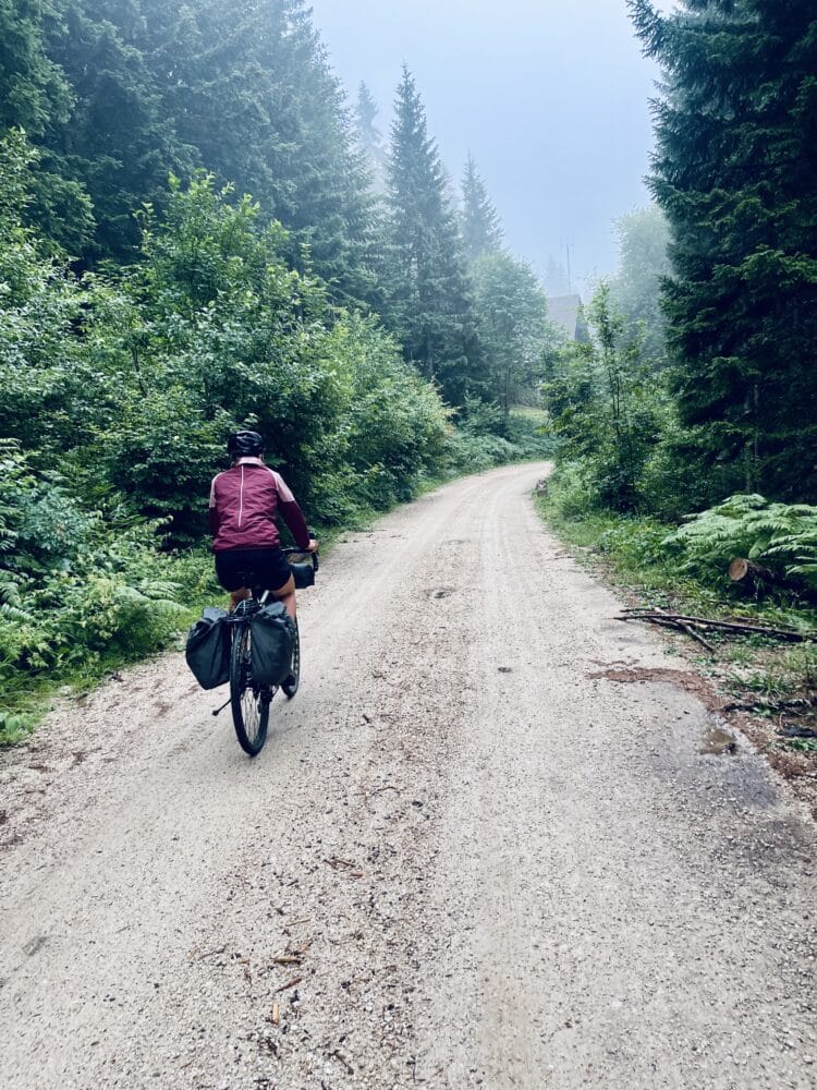 Les pistes détrempées de Bosnie, Transdinarica à vélo