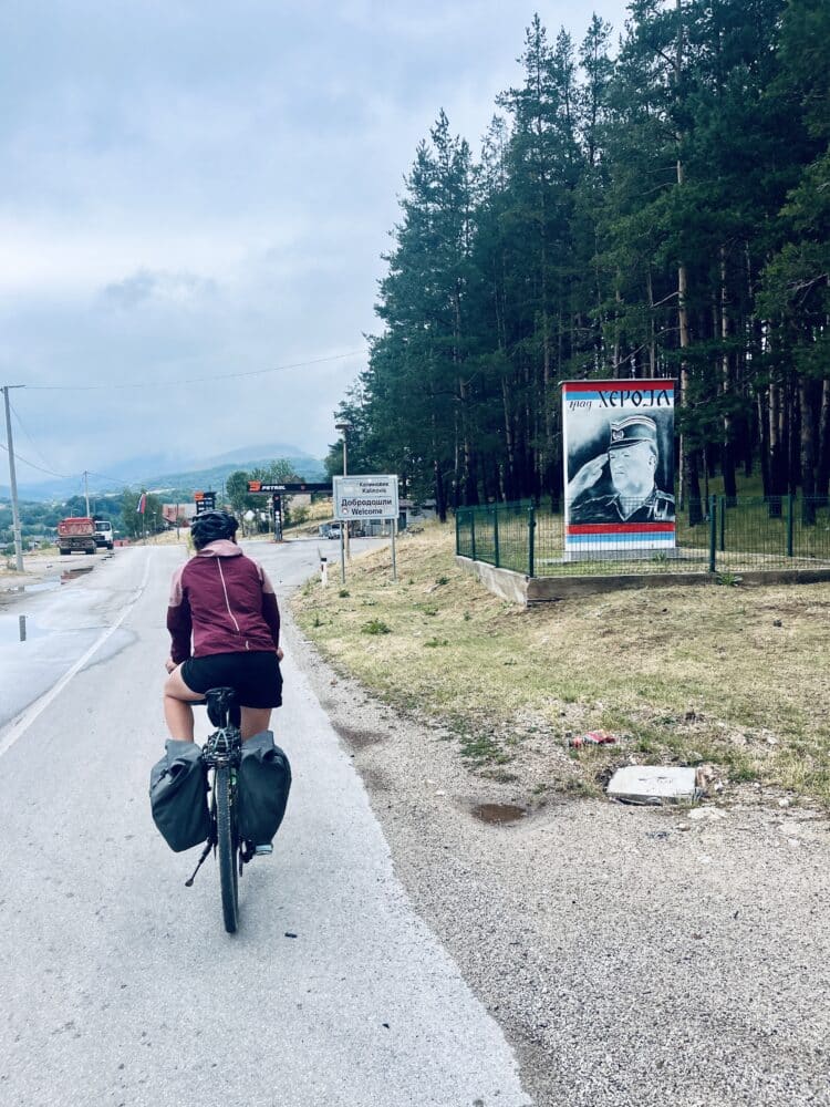Ambiance soviétique à l'arrivée dans le village, Transdinarica à vélo