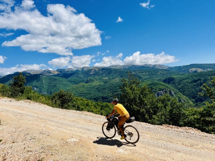 Le soleil est de retour les pistes aussi ... TransDinarica à vélo