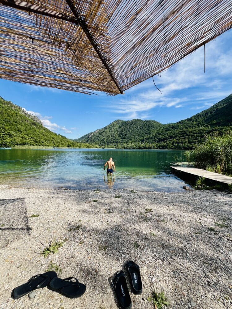 La baignade bien méritée, TransDinarica à vélo