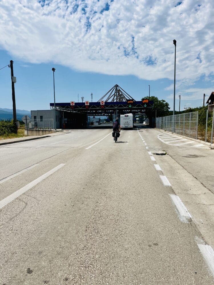 On entre en Croatie, TransDinarica à vélo