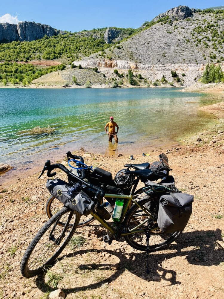 Seule solution sauter dans l'eau tout habillé !, TransDinarica à vélo