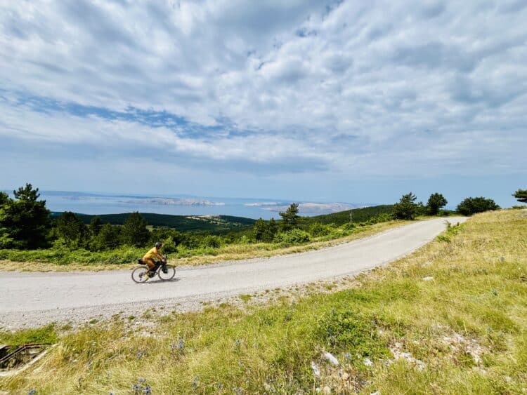 Mer adriatique au loin !, Transdinarica à vélo