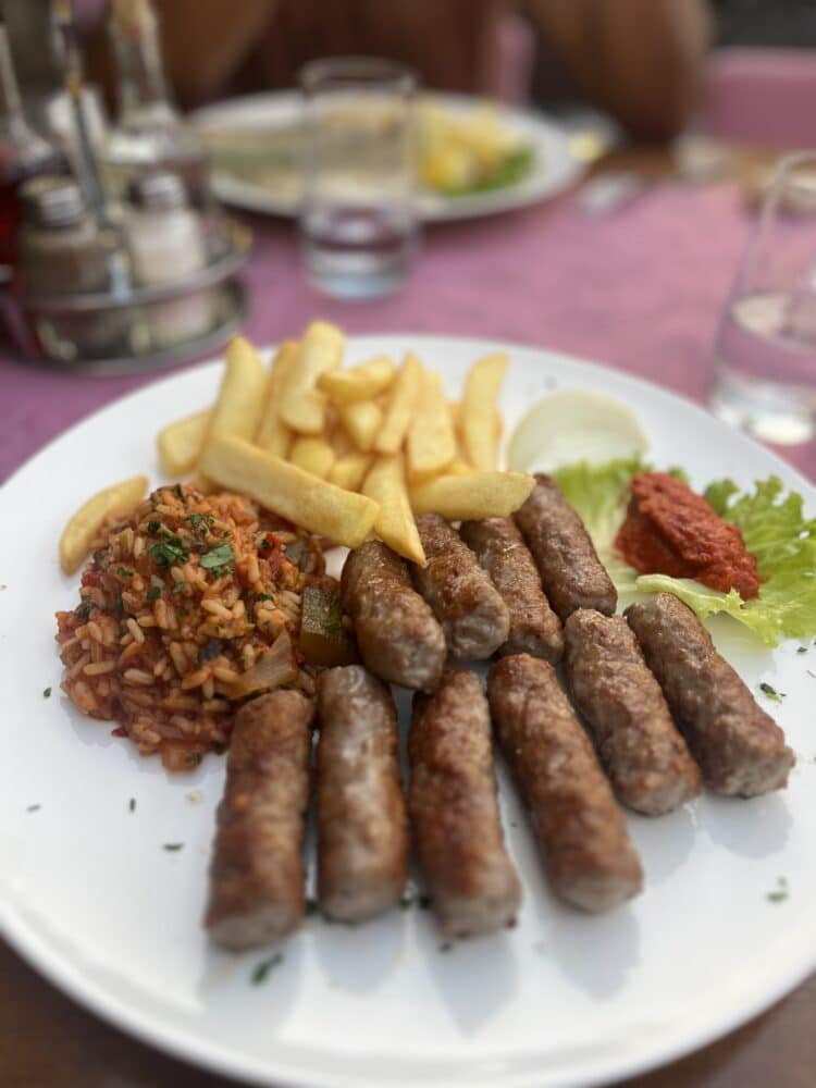 Repas classique des balkans ... le multisaucisses - frites !