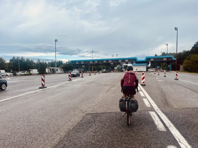 Arrivée humide en Slovénie, Transdinarica à vélo
