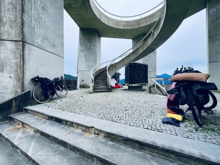 Séchage du matériel dans un cadre très soviétique ..., Transdinarica à vélo