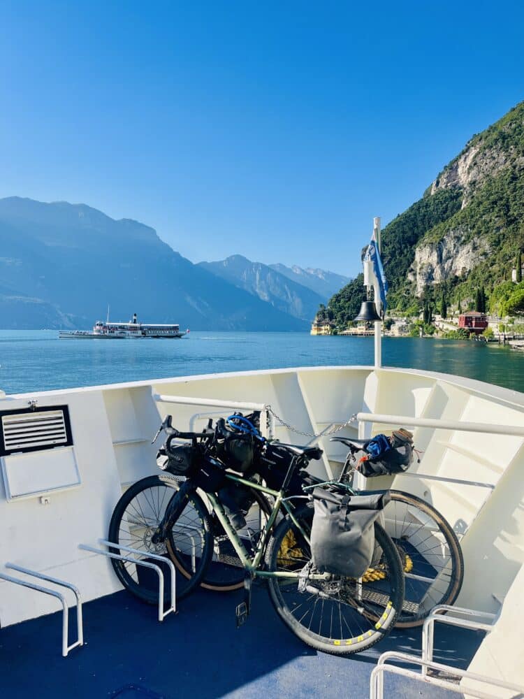Nos vélos embarquent pour la traversée