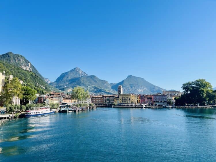 La ville s'éloigne sous un soleil magnifique