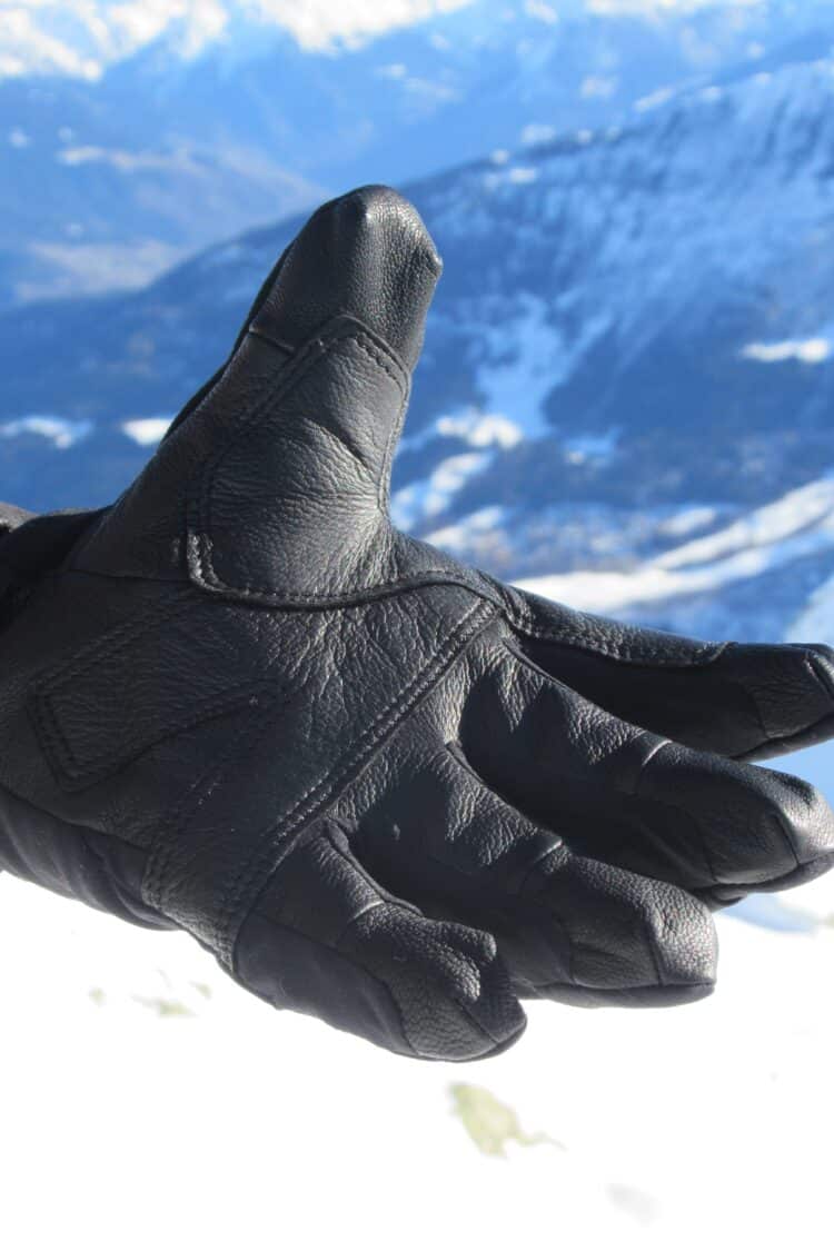 Cuir de chèvre dans la paume du gant extérieur