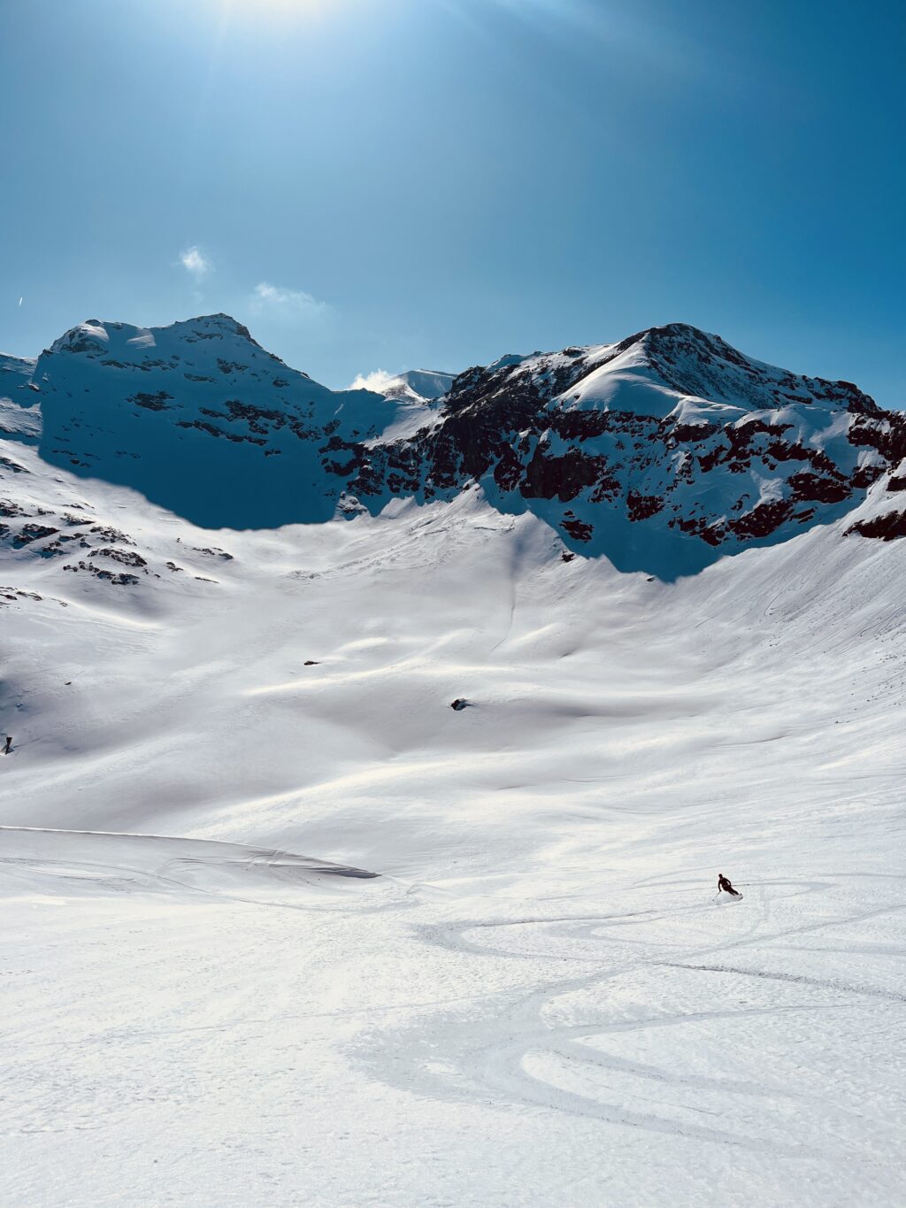 Descente face au glacier de Mean Martin