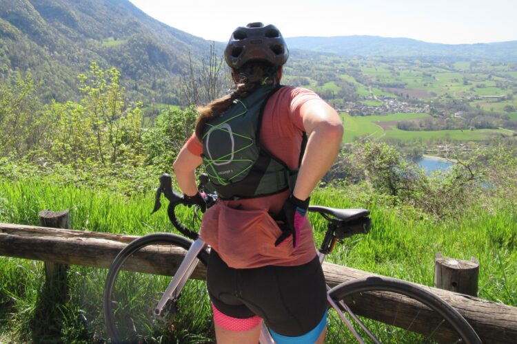 Accès aux poches du maillot avec le sac Osprey