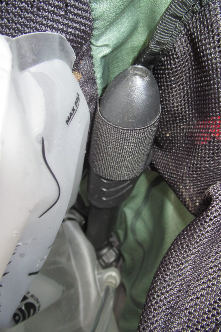 Elastique pour fixer une pompe à l'intérieur du sac Osprey