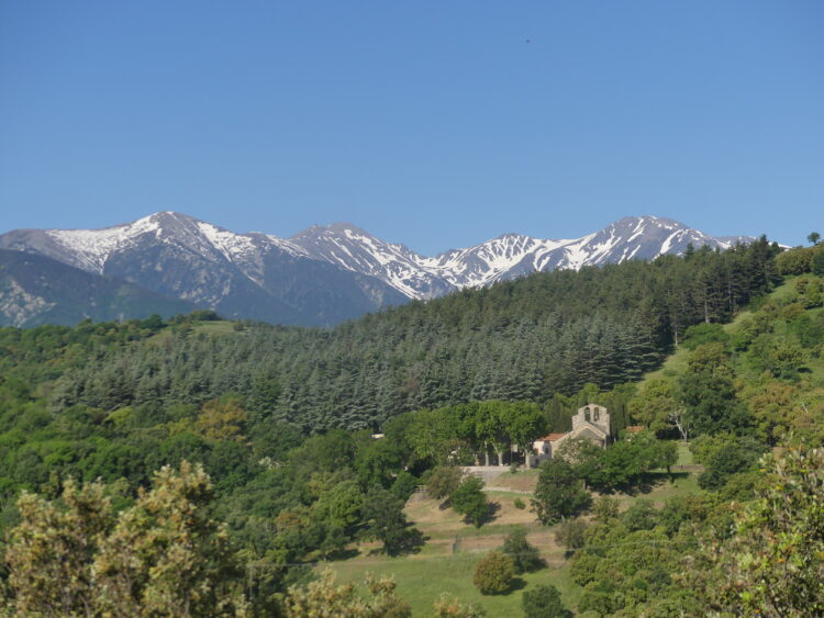 massif du Canigou et église de la Trinité, haut Vallespir