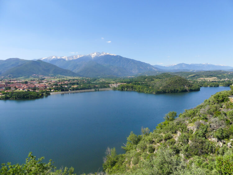 lac de Vinça et Canigou depuis la route qui va de Vinça à Tarerach