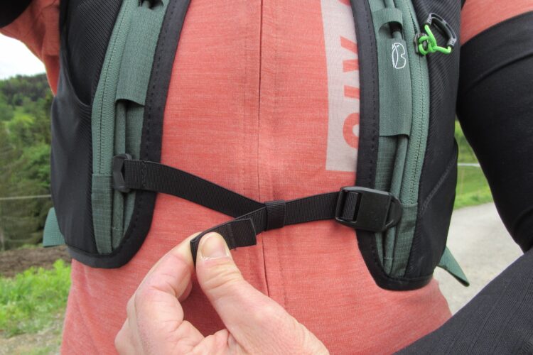 Réglage des sangles de poitrine du sac Osprey