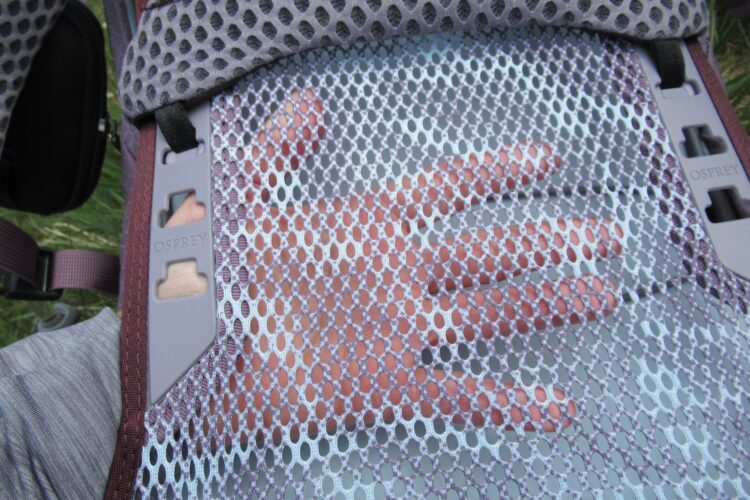 Panneau arrière en maille suspendue du sac Osprey Sirrus
