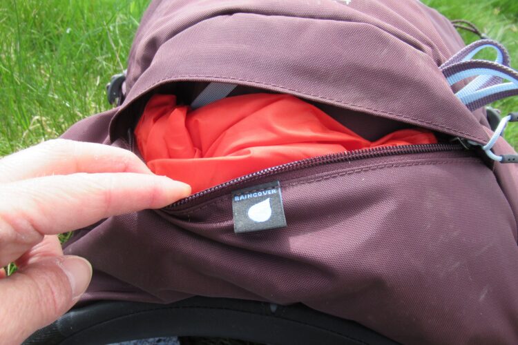 Poche pour la housse imperméable à la base du sac Osprey