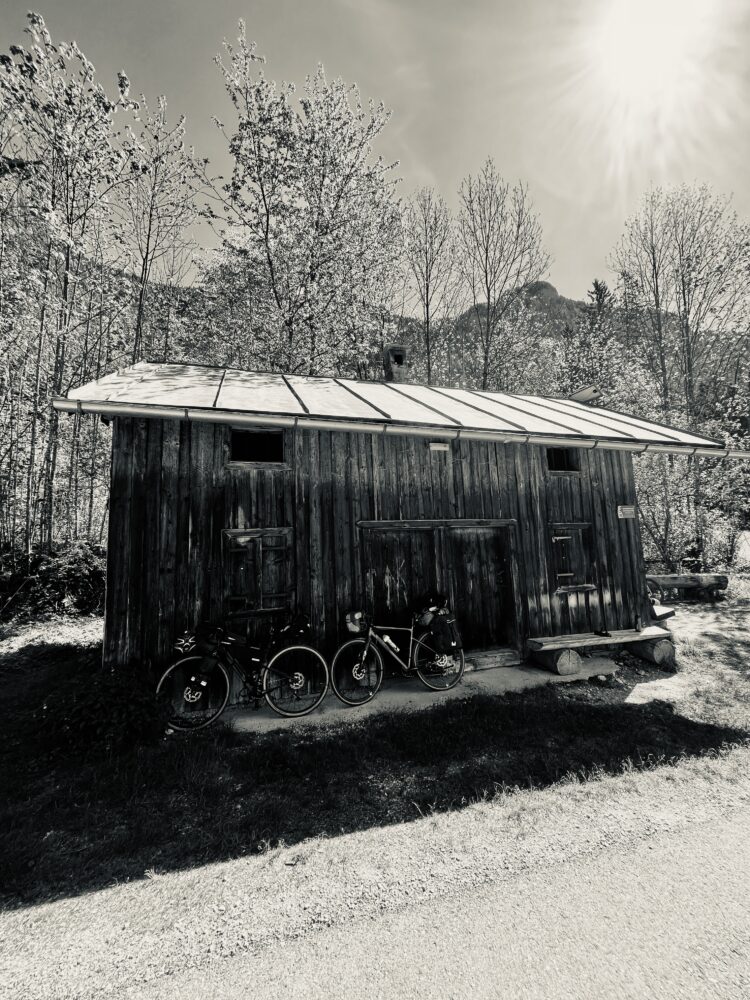 Pause à l'ombre d'une cabane