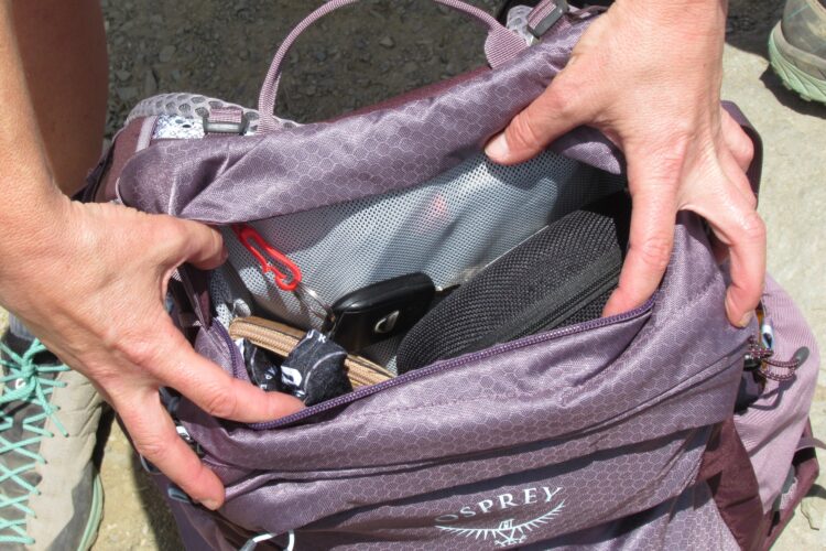Poche supérieure zippée avec porte-clé