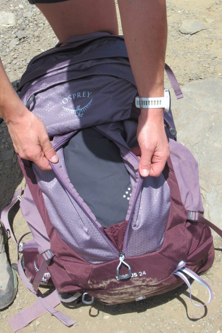 Grande poche avant zippée verticalement et son soufflet