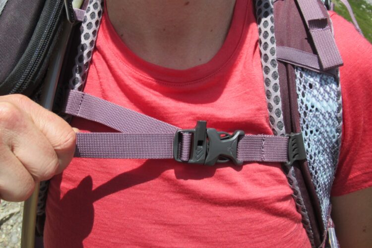 Réglage de la sangle de poitrine du sac à dos Osprey