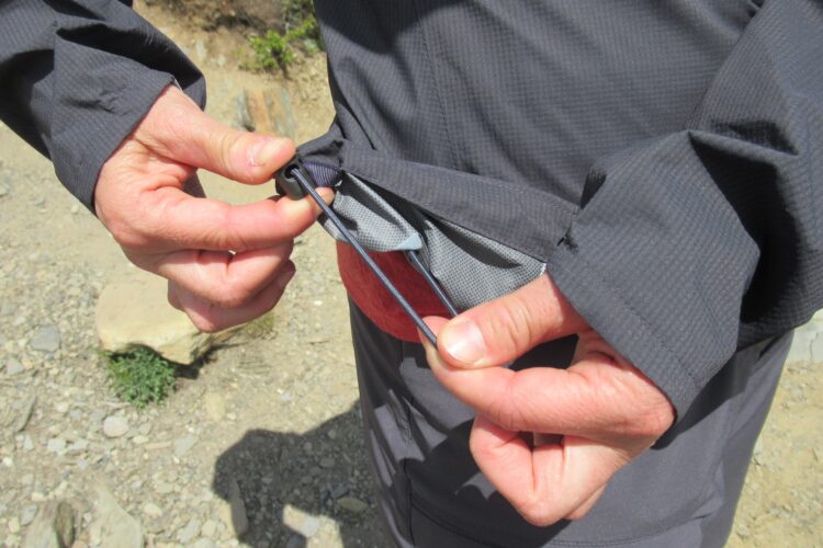 Ajustement du bas de la veste Rab