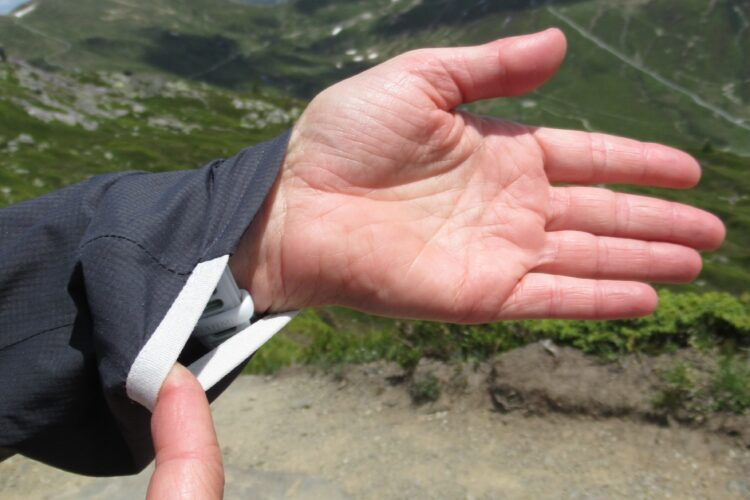 Ajustement des poignets de la veste imperméable Downpour Trail