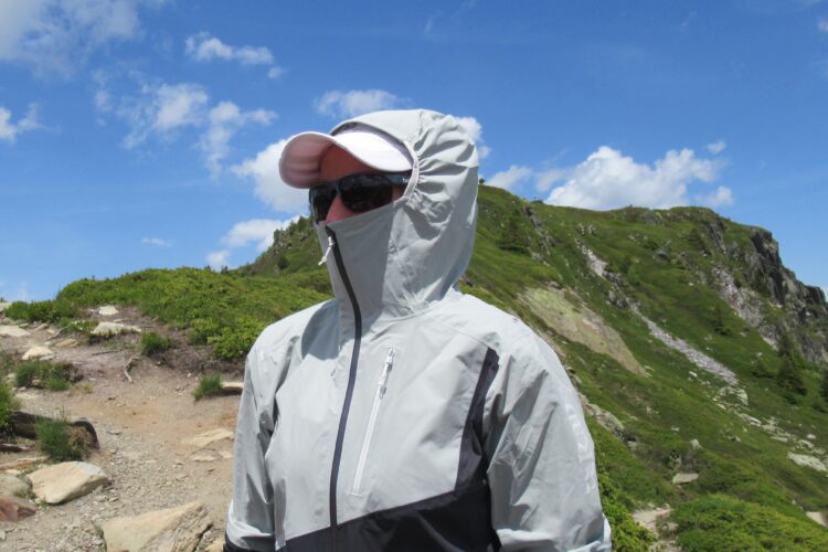 Capuche englobante de la veste Rab