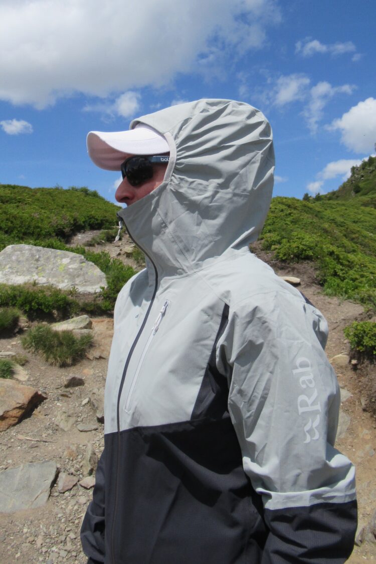 Ajustement de la capuche de la veste Downpour Trail