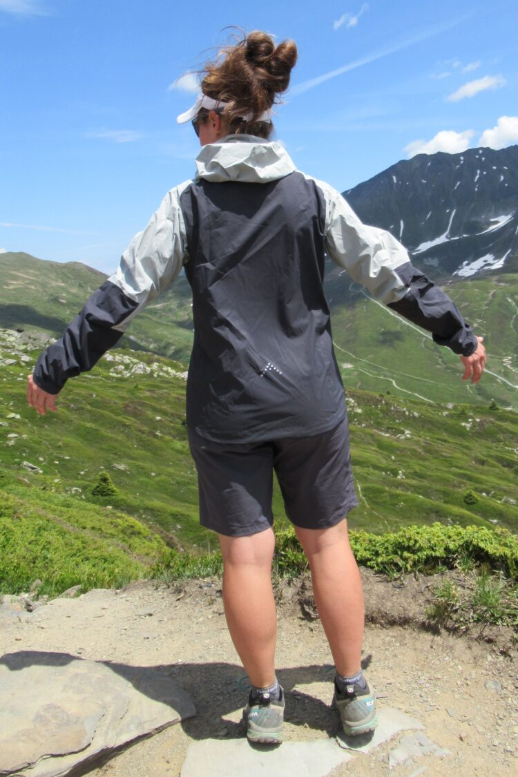 Coupe arrière de la veste imperméable Rab