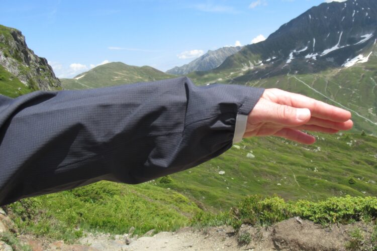 Couvrance du dos de la main sur la veste Rab