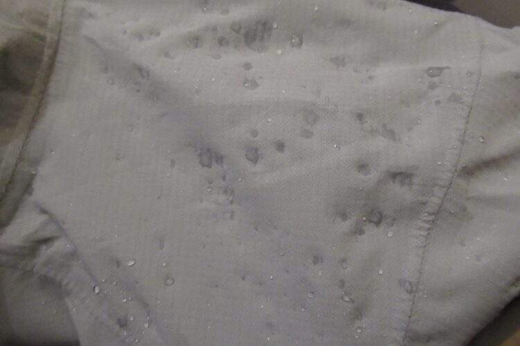 Déperlance limitée de la veste Rab Downpour Trail