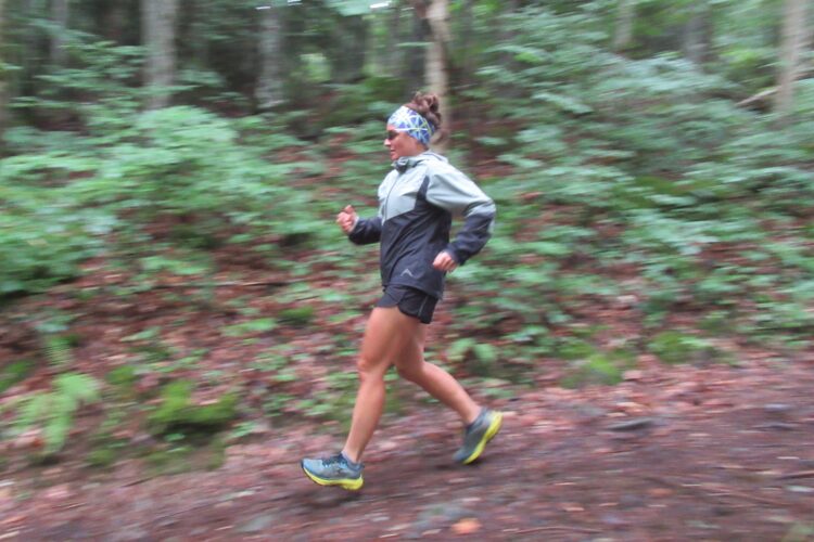 Courir avec la veste Downpour Trail